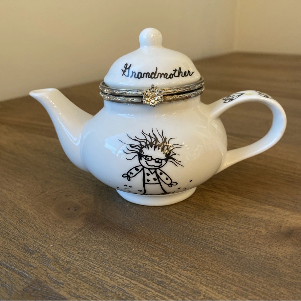 🎈Marci Baum Bros White Teapot Hinged "A Grandmother's Love is a Treasured Gift"